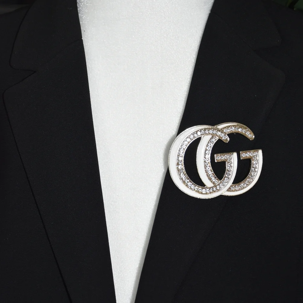 Elegant Designer Brooch – Timeless & Sophisticated
